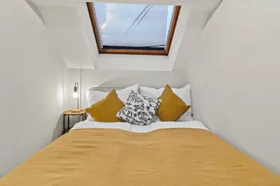 Ein Bett oder Betten in einem Zimmer der Unterkunft Long Term Rental - 1BR Near Stadthalle