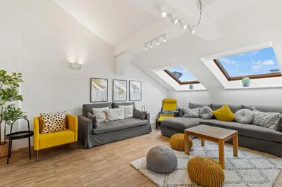 Ein Sitzbereich in der Unterkunft Long Term Rental - 1BR Near Stadthalle