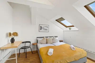 Ein Bett oder Betten in einem Zimmer der Unterkunft Long Term Rental - 1BR Near Stadthalle
