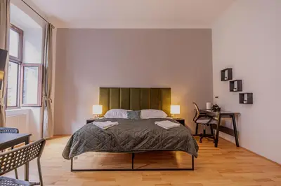Ein Bett oder Betten in einem Zimmer der Unterkunft Bright and Cozy 2-Bedroom Apartment in Vienna
