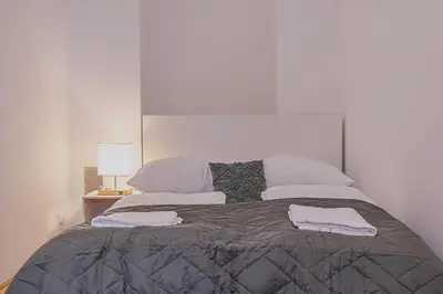 Ein Bett oder Betten in einem Zimmer der Unterkunft Bright and Cozy 2-Bedroom Apartment in Vienna
