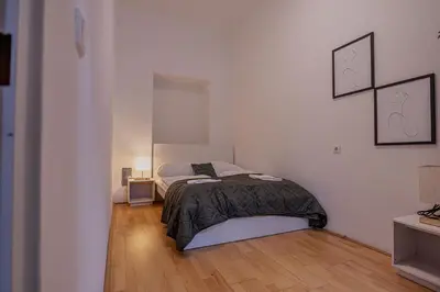 Ein Bett oder Betten in einem Zimmer der Unterkunft Bright and Cozy 2-Bedroom Apartment in Vienna