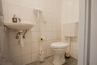 Ein Badezimmer in der Unterkunft Cozy & Stylish Long-Term 1-BR Studio Retreat