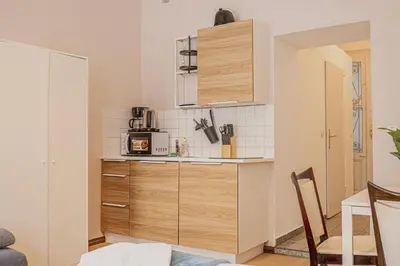 Küche/Küchenzeile in der Unterkunft Cozy & Stylish Long-Term 1-BR Studio Retreat