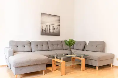 Ein Sitzbereich in der Unterkunft Welcoming 2BR & 1LR Budget Apartment well connected Ideal for Long stays
