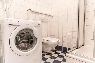 Ein Badezimmer in der Unterkunft Welcoming 2BR & 1LR Budget Apartment well connected Ideal for Long stays
