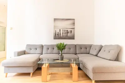 Ein Sitzbereich in der Unterkunft Welcoming 2BR & 1LR Budget Apartment well connected Ideal for Long stays