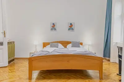 Ein Bett oder Betten in einem Zimmer der Unterkunft Cozy 2BR Apt for Up To 6P, Near Wiener Stadthalle