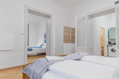 Ein Bett oder Betten in einem Zimmer der Unterkunft Cozy 2BR Apt for Up To 6P, Near Wiener Stadthalle