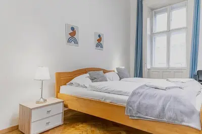 Ein Bett oder Betten in einem Zimmer der Unterkunft Cozy 2BR Apt for Up To 6P, Near Wiener Stadthalle