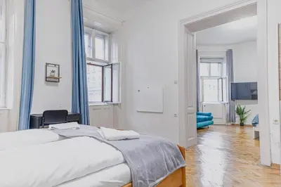 Ein Bett oder Betten in einem Zimmer der Unterkunft Cozy 2BR Apt for Up To 6P, Near Wiener Stadthalle