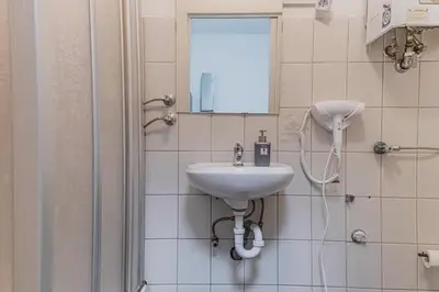 Ein Badezimmer in der Unterkunft Cozy 2BR Apt for Up To 6P, Near Wiener Stadthalle