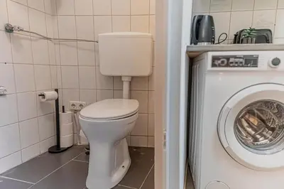 Ein Badezimmer in der Unterkunft Cozy 2BR Apt for Up To 6P, Near Wiener Stadthalle