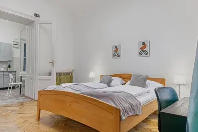 Ein Bett oder Betten in einem Zimmer der Unterkunft Cozy 2BR Apt for Up To 6P, Near Wiener Stadthalle