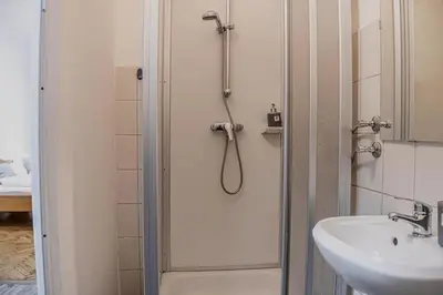 Ein Badezimmer in der Unterkunft Cozy 2BR Apt for Up To 6P, Near Wiener Stadthalle