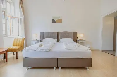 Ein Bett oder Betten in einem Zimmer der Unterkunft Beautiful 1BR Retreat Close to Wiener Stadthalle