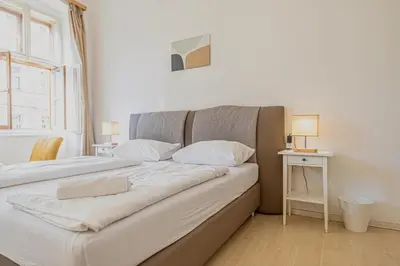 Ein Bett oder Betten in einem Zimmer der Unterkunft Beautiful 1BR Retreat Close to Wiener Stadthalle