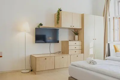 Ein Bett oder Betten in einem Zimmer der Unterkunft Beautiful 1BR Retreat Close to Wiener Stadthalle