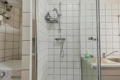 Ein Badezimmer in der Unterkunft Beautiful 1BR Retreat Close to Wiener Stadthalle