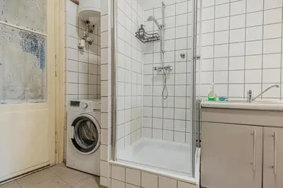 Ein Badezimmer in der Unterkunft Beautiful 1BR Retreat Close to Wiener Stadthalle