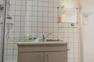 Ein Badezimmer in der Unterkunft Beautiful 1BR Retreat Close to Wiener Stadthalle
