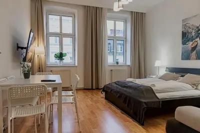 Ein Bett oder Betten in einem Zimmer der Unterkunft Stylish 2BR Stay Near Wiener Stadthalle & Suitable for Long Stays