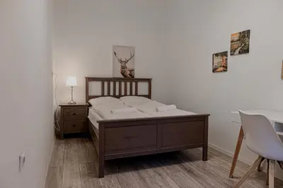 Ein Bett oder Betten in einem Zimmer der Unterkunft Stylish 2BR Stay Near Wiener Stadthalle & Suitable for Long Stays