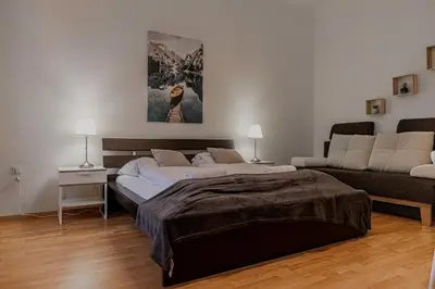 Ein Bett oder Betten in einem Zimmer der Unterkunft Stylish 2BR Stay Near Wiener Stadthalle & Suitable for Long Stays