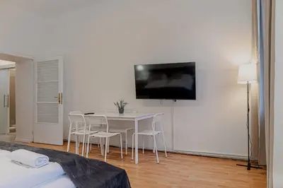 TV/Unterhaltungsangebot in der Unterkunft Stylish 2BR Stay Near Wiener Stadthalle & Suitable for Long Stays