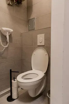 Ein Badezimmer in der Unterkunft Stylish 2BR Stay Near Wiener Stadthalle & Suitable for Long Stays