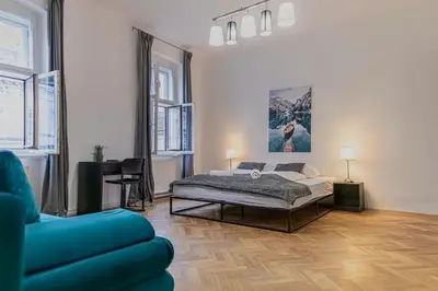 Ein Bett oder Betten in einem Zimmer der Unterkunft Comfortable 2BR Apartment Near Burggasse