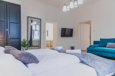 Ein Bett oder Betten in einem Zimmer der Unterkunft Comfortable 2BR Apartment Near Burggasse