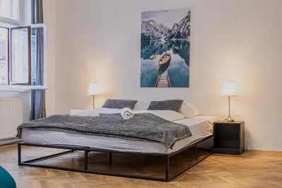 Ein Bett oder Betten in einem Zimmer der Unterkunft Comfortable 2BR Apartment Near Burggasse
