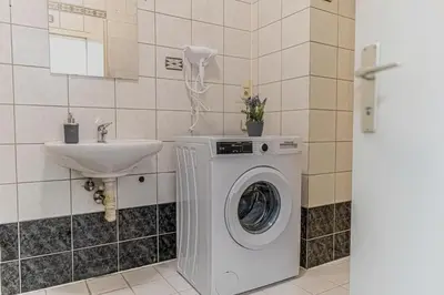 Ein Badezimmer in der Unterkunft Comfortable 2BR Apartment Near Burggasse