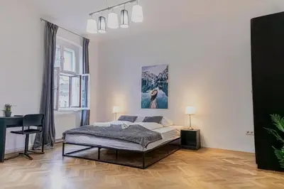 Ein Bett oder Betten in einem Zimmer der Unterkunft Comfortable 2BR Apartment Near Burggasse