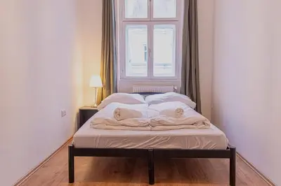 Ein Bett oder Betten in einem Zimmer der Unterkunft Comfortable 2BR Apartment Near Burggasse