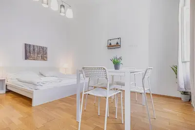 Ein Bett oder Betten in einem Zimmer der Unterkunft Comfortable Two Bedroom Apartment for Long Stays