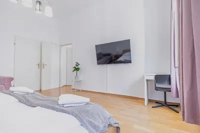 Ein Bett oder Betten in einem Zimmer der Unterkunft Comfortable Two Bedroom Apartment for Long Stays