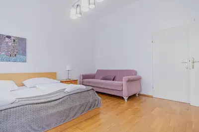 Ein Bett oder Betten in einem Zimmer der Unterkunft Comfortable Two Bedroom Apartment for Long Stays