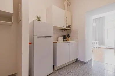 Küche/Küchenzeile in der Unterkunft Comfortable Two Bedroom Apartment for Long Stays
