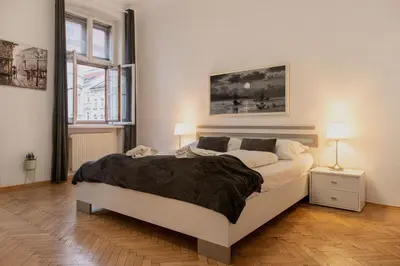 Ein Bett oder Betten in einem Zimmer der Unterkunft Deluxe 3BR Apt Wiener Stadthalle