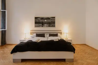 Ein Bett oder Betten in einem Zimmer der Unterkunft Deluxe 3BR Apt Wiener Stadthalle