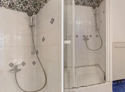 Ein Badezimmer in der Unterkunft Deluxe 3BR Apt Wiener Stadthalle