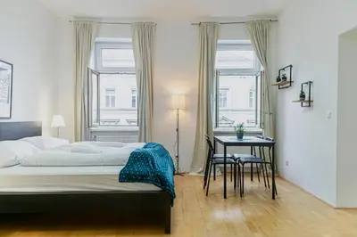 Ein Bett oder Betten in einem Zimmer der Unterkunft Spacious & Elegant 2BR Apartment Near Wiener Stadthalle