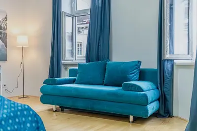 Ein Sitzbereich in der Unterkunft Spacious & Elegant 2BR Apartment Near Wiener Stadthalle