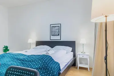 Ein Bett oder Betten in einem Zimmer der Unterkunft Spacious & Elegant 2BR Apartment Near Wiener Stadthalle