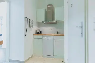 Küche/Küchenzeile in der Unterkunft Spacious & Elegant 2BR Apartment Near Wiener Stadthalle