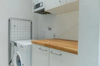Küche/Küchenzeile in der Unterkunft Spacious & Elegant 2BR Apartment Near Wiener Stadthalle