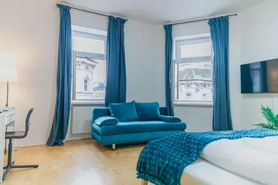 Ein Bett oder Betten in einem Zimmer der Unterkunft Spacious & Elegant 2BR Apartment Near Wiener Stadthalle