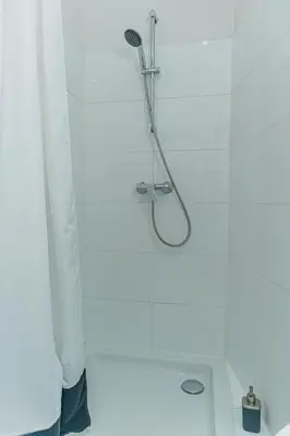 Ein Badezimmer in der Unterkunft Spacious & Elegant 2BR Apartment Near Wiener Stadthalle